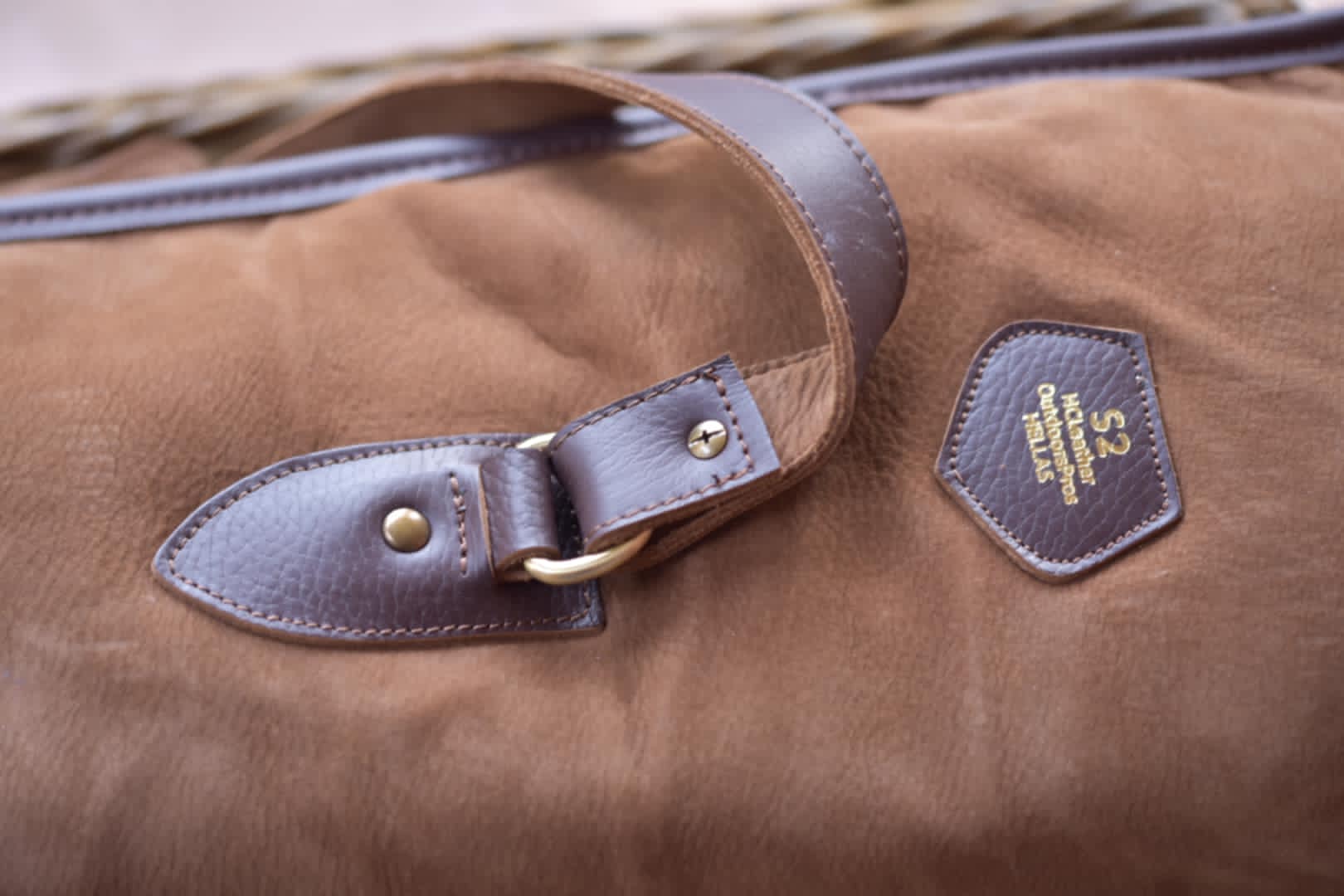 s2knife-handmade-leather-gun-case-with-no-zipper-handcrafted-premium-leather-hunting-detail-focus Δερμάτινη Θήκη Όπλου Χωρίς Φερμουάρ - Image 4